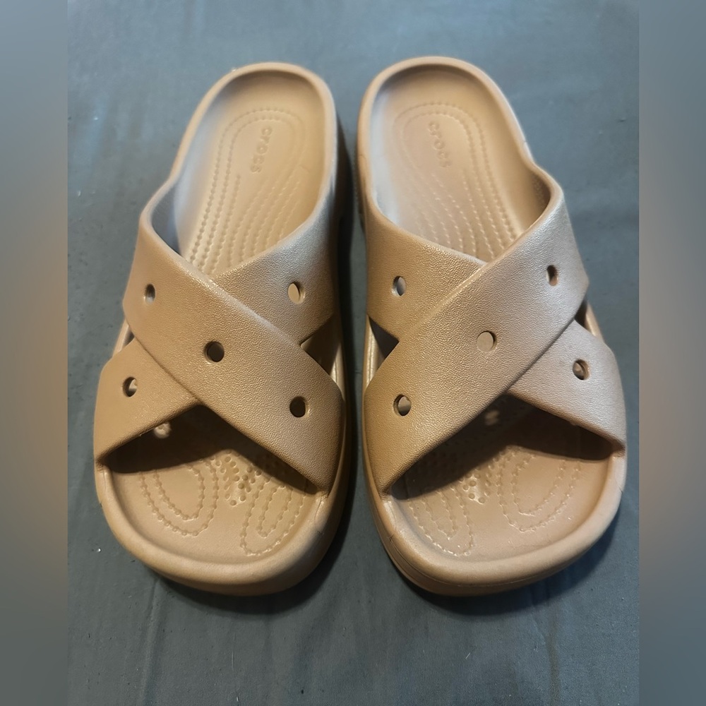 CROCS women’s cross strap summer sandal Size 8